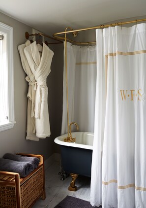Chambre, 1 très grand lit, cheminée | Salle de bain
