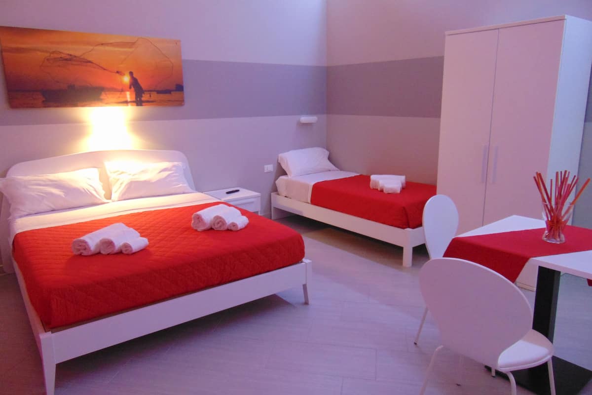 Triple Room | Soundproofing, iron/ironing board, WiFi (free)