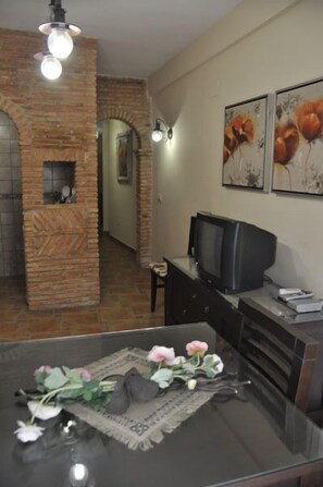 Apartamento, 1 habitación | Zona de estar | Una televisión de pantalla plana