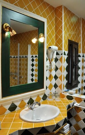 Appartement, 1 slaapkamer | Badkamer | Een douche, gratis toiletartikelen, een haardroger, handdoeken