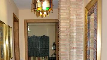 Appartement, 1 slaapkamer | 1 slaapkamer, luxe beddengoed, een kluis op de kamer, een bureau