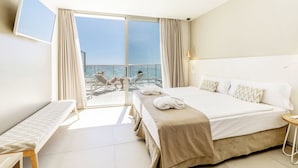 A hotel room with a large bed, a bench, a TV, and a balcony with a view of the sea. - Hotel Riviera Playa (Palma de Mallorca)
