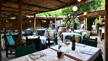 Breakfast, lunch, dinner served; local cuisine