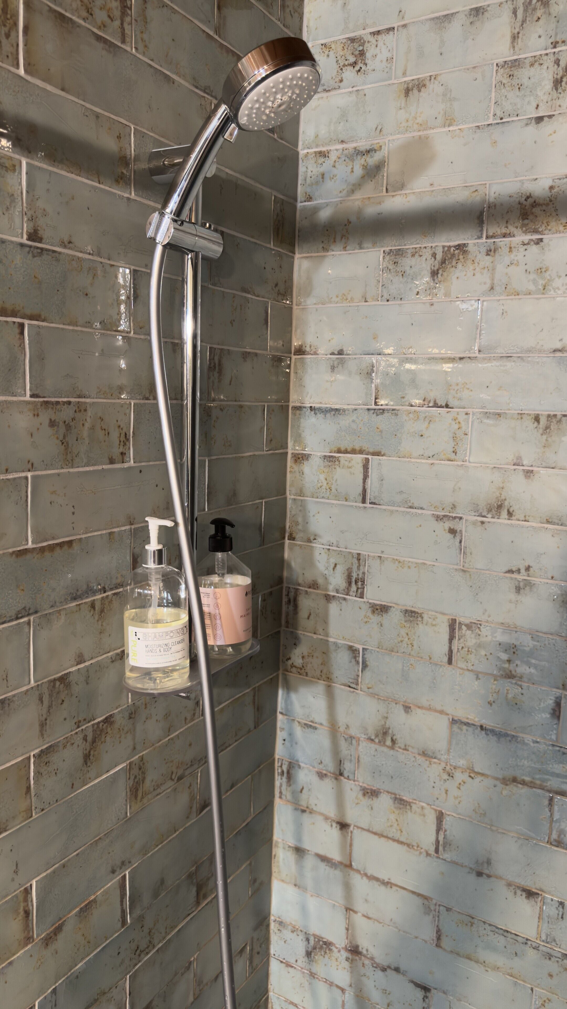 Business Room, 1 Queen Bed | Bathroom | Combined shower/bathtub, hydromassage showerhead, free toiletries