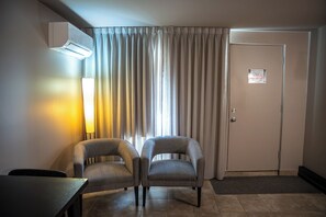 Habitación empresarial, 1 cama Queen size | Ropa de cama de alta calidad y decoración personalizada 