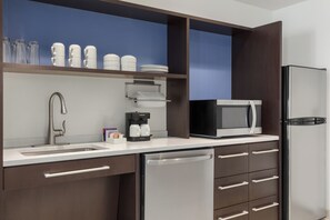 Full-size fridge, microwave, dishwasher, coffee/tea maker - Home2 Suites by Hilton Salt Lake City East (Salt Lake City)