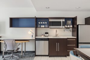 Full-size fridge, microwave, dishwasher, coffee/tea maker - Home2 Suites by Hilton Salt Lake City East (Salt Lake City)