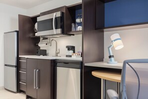 Full-size fridge, microwave, dishwasher, coffee/tea maker - Home2 Suites by Hilton Salt Lake City East (Salt Lake City)