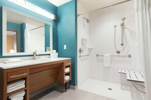 Phòng Suite, 1 giường cỡ king, phù hợp cho người khuyết tật (Roll-in Shower) | Buồng tắm vòi sen