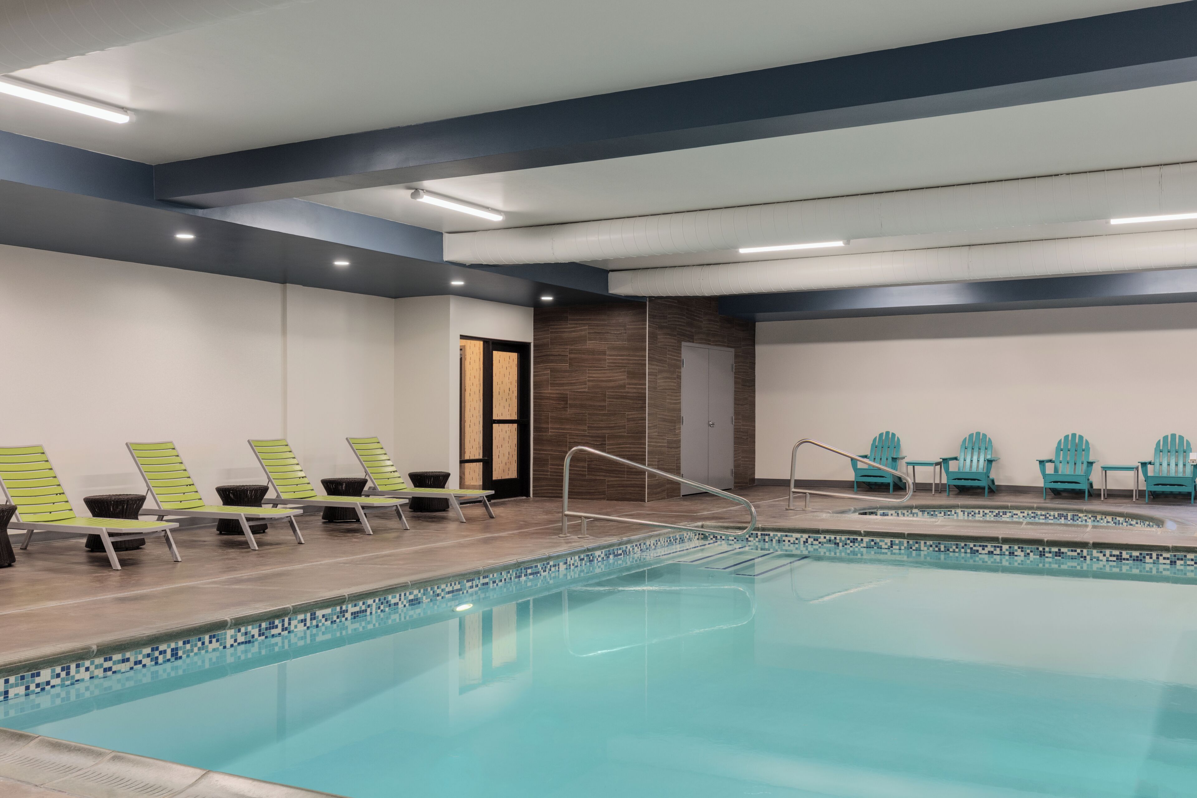 Indoor pool, sun loungers