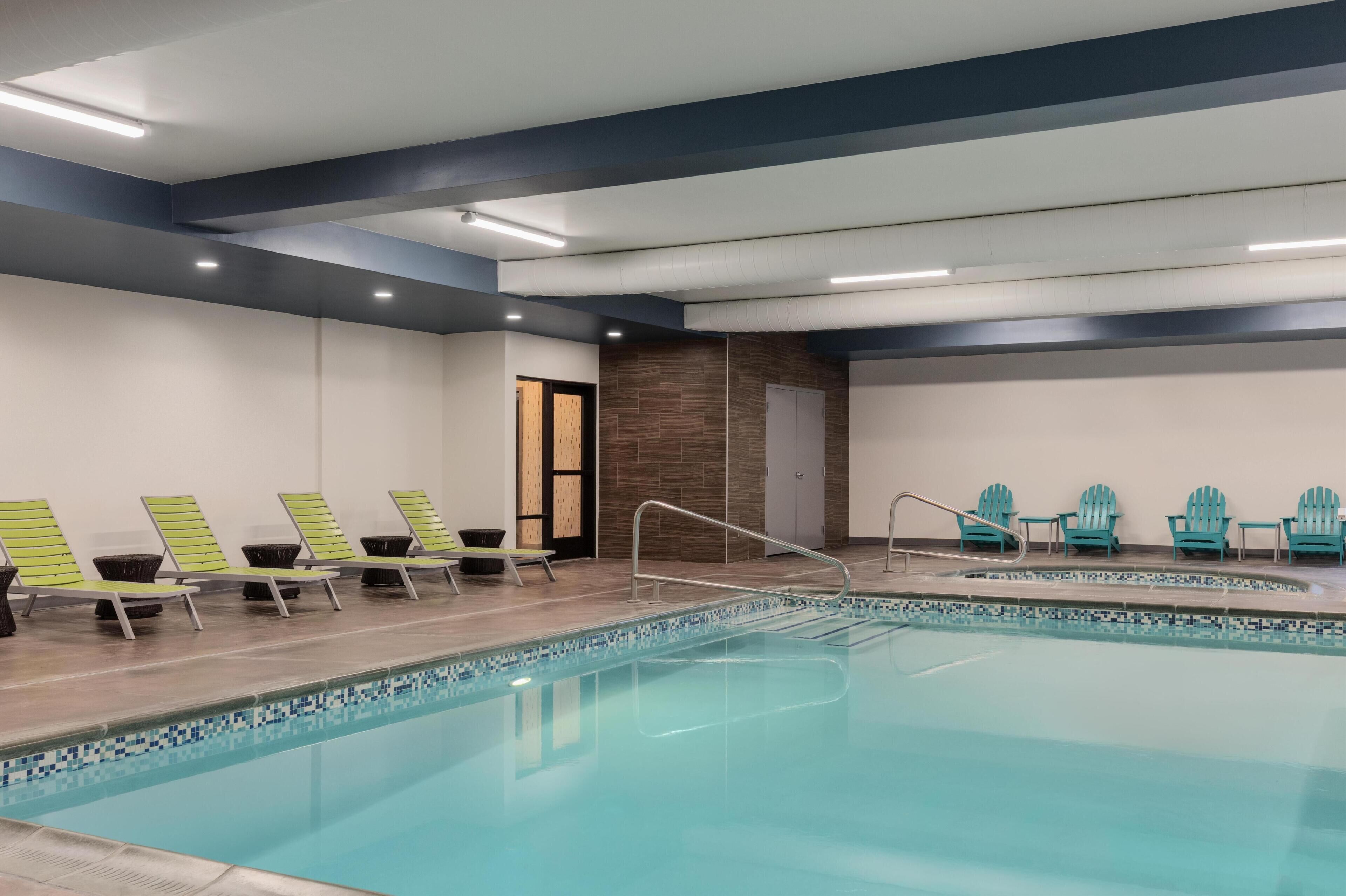 Indoor pool, sun loungers