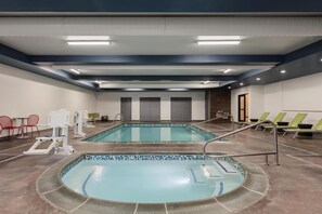 Piscina interna, espreguiçadeiras