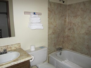 Combined shower/bathtub, free toiletries - Ashcroft River Inn (Ashcroft)