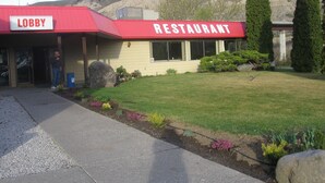 BBQ/picnic area - Ashcroft River Inn (Ashcroft)