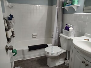 Condo, 1 Bedroom (05) | Bathroom | Combined shower/tub, free toiletries, towels