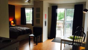 Studiolejlighed - 1 queensize-seng - terrasse | Arbejdsområde til bærbare computere, gratis Wi-Fi, sengetøj