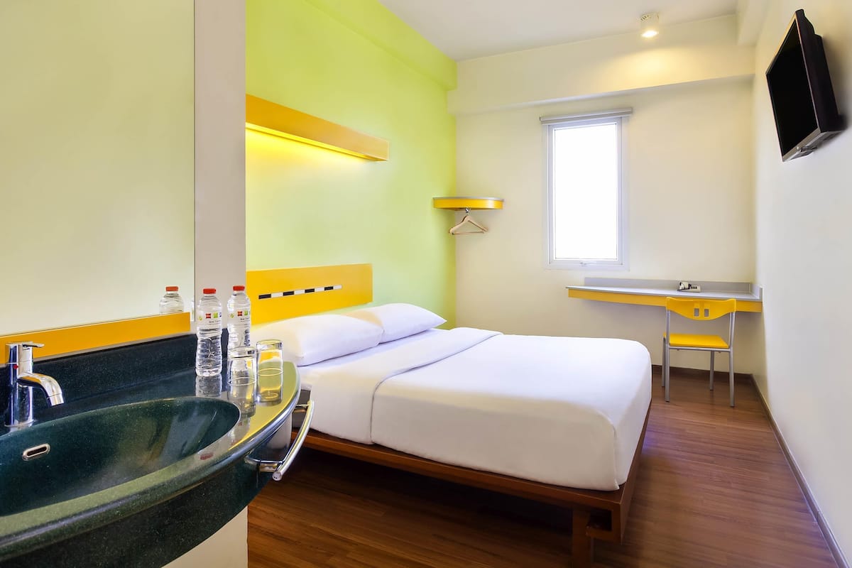 Hochwertige Bettwaren, Schreibtisch, schallisolierte Zimmer
