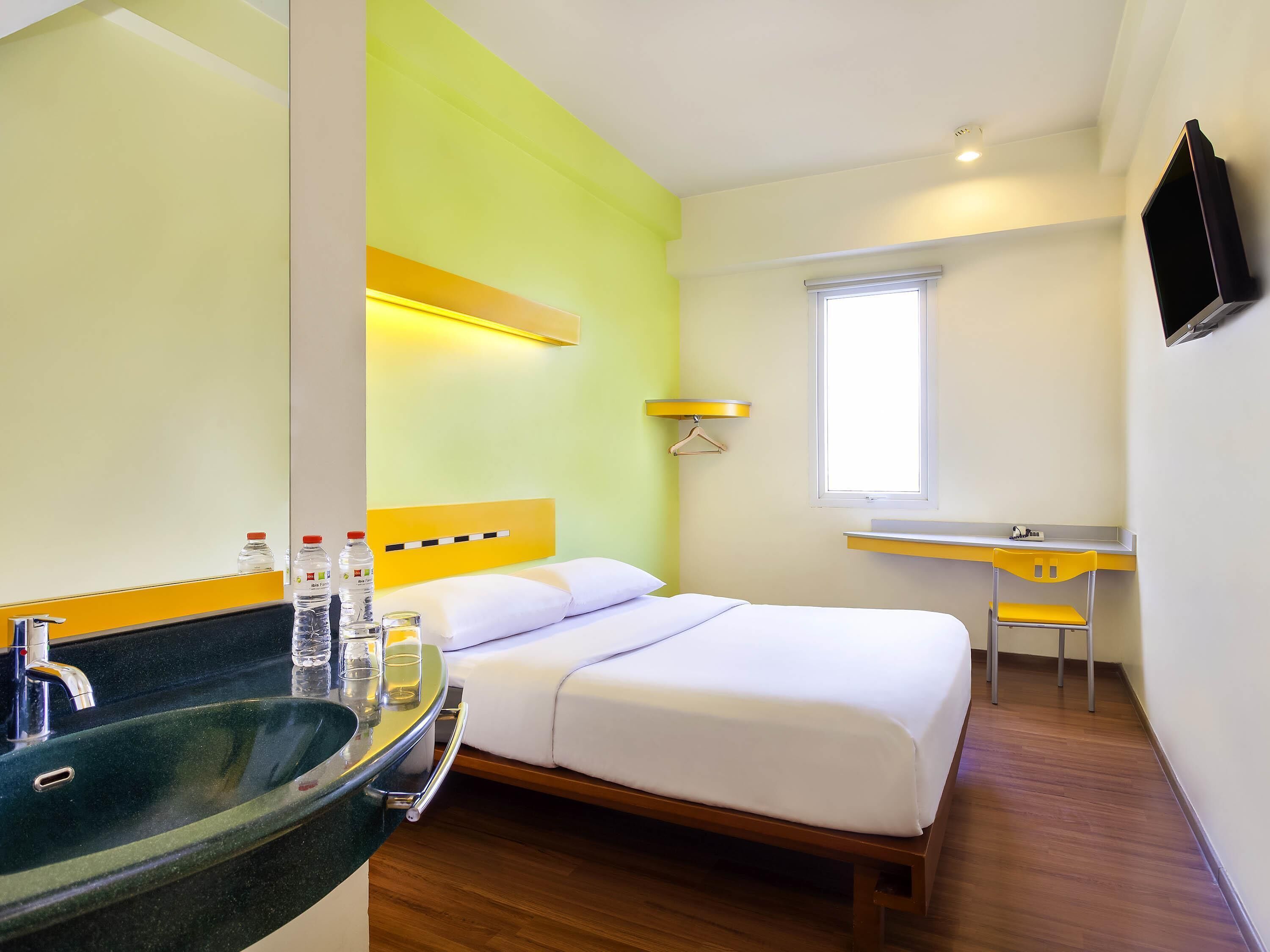 Premium bedding, desk, soundproofing, free WiFi