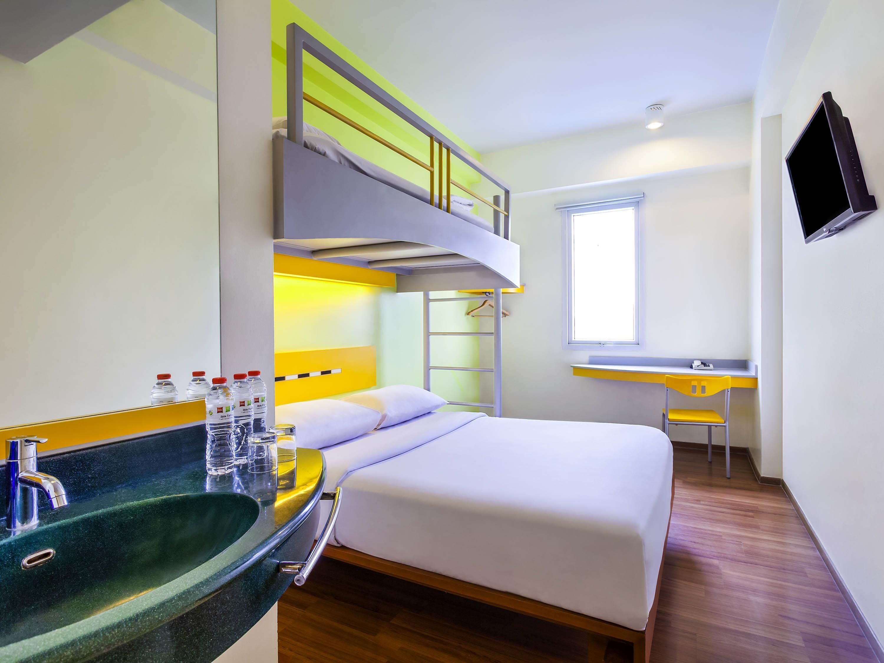 Premium bedding, desk, soundproofing, free WiFi