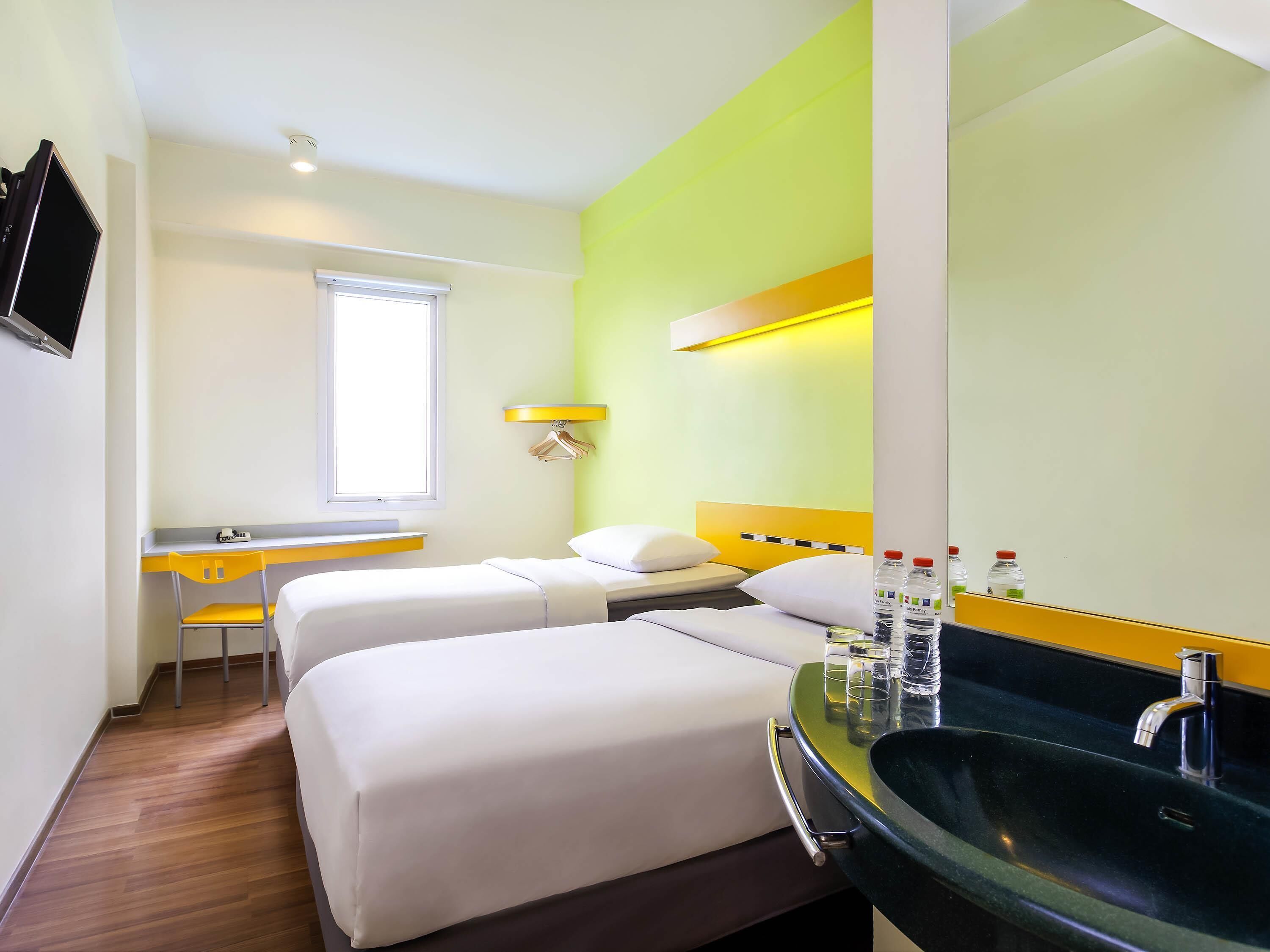 Kamer, 2 eenpersoonsbedden | Luxe beddengoed, een bureau, geluiddichte muren, gratis wifi