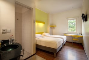 Zimmer, 2 Einzelbetten | Hochwertige Bettwaren, Schreibtisch, schallisolierte Zimmer
