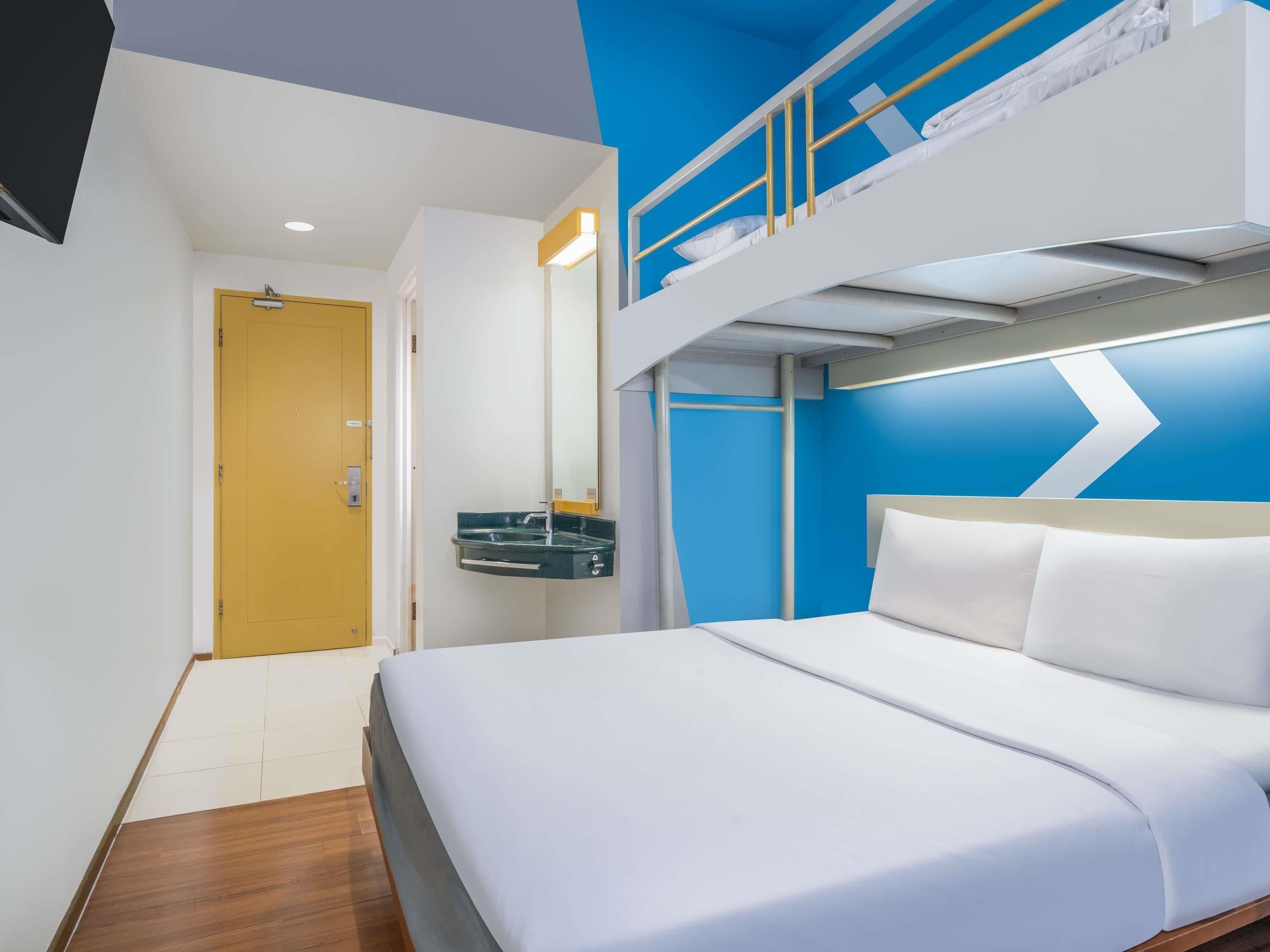 Habitación, varias camas | Ropa de cama de alta calidad, escritorio, sistema de insonorización