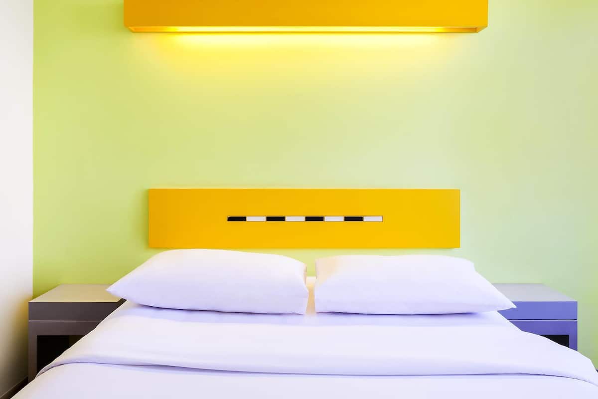 Habitación, 1 cama Queen size | Ropa de cama de alta calidad, escritorio, insonorización y wifi gratis