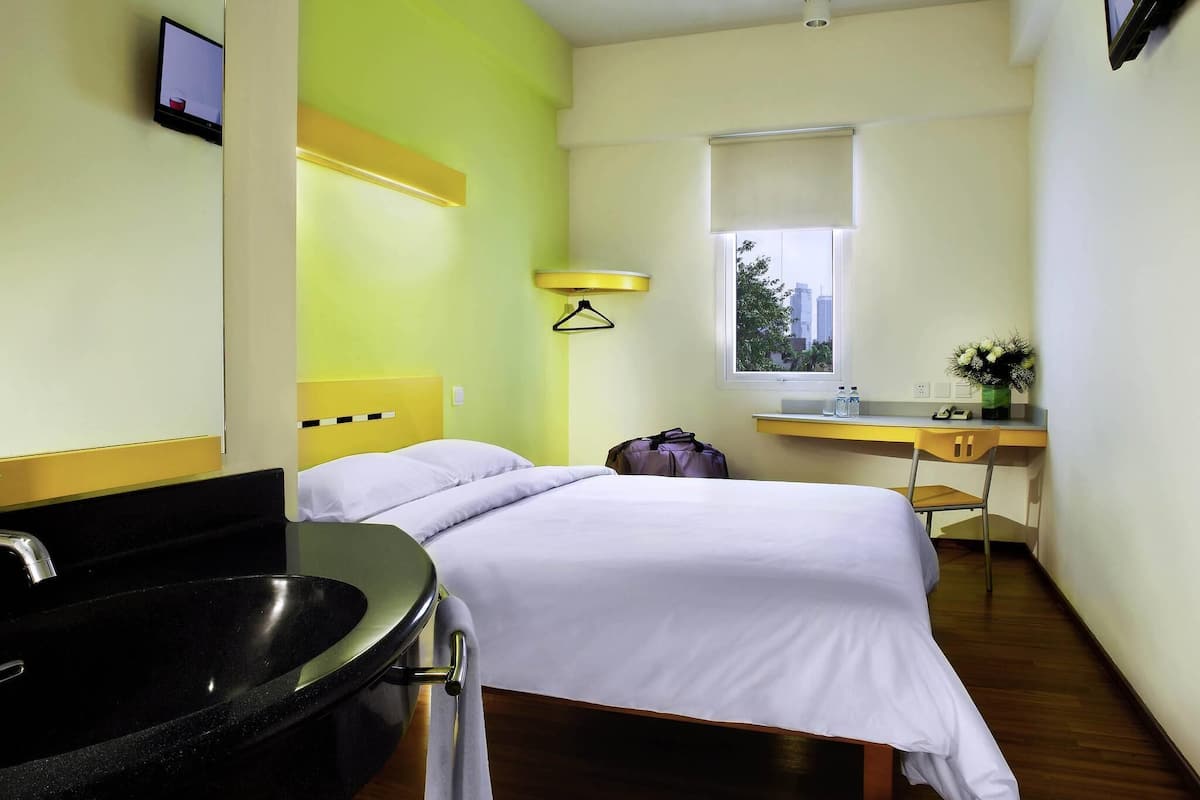 Room, 1 Queen Bed | Premium bedding, desk, soundproofing, free WiFi