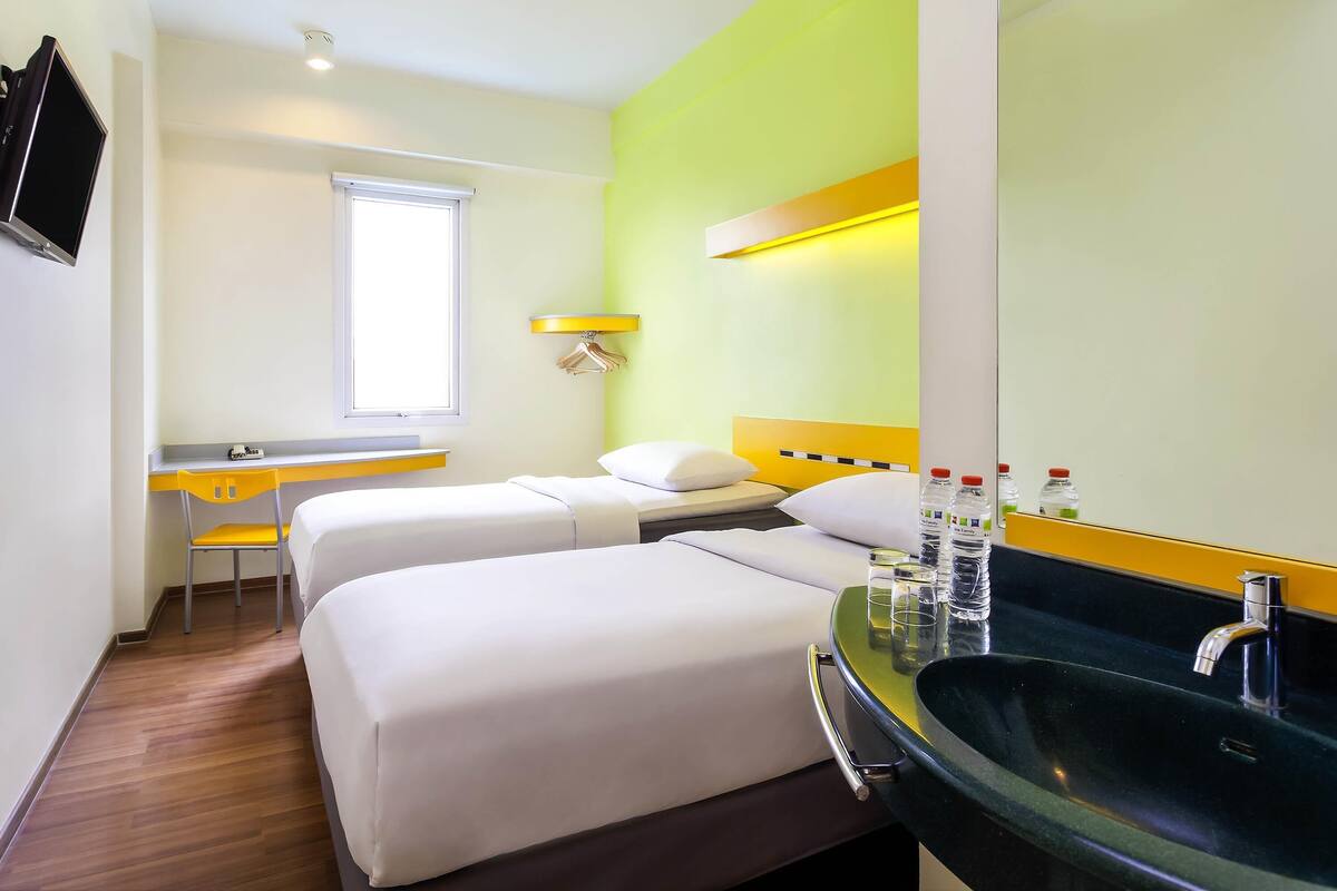 Phòng, 2 giường đơn | Bộ đồ giường cao cấp, bàn, phòng cách âm