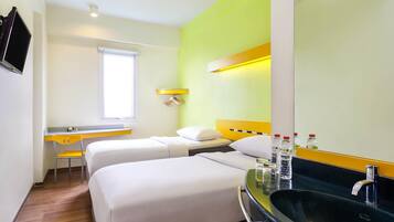 Quarto, 2 camas de solteiro | Roupas de cama premium, escrivaninha, quartos à prova de som