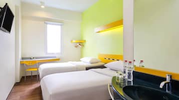 Habitación, 2 camas individuales | Ropa de cama de alta calidad, escritorio, sistema de insonorización
