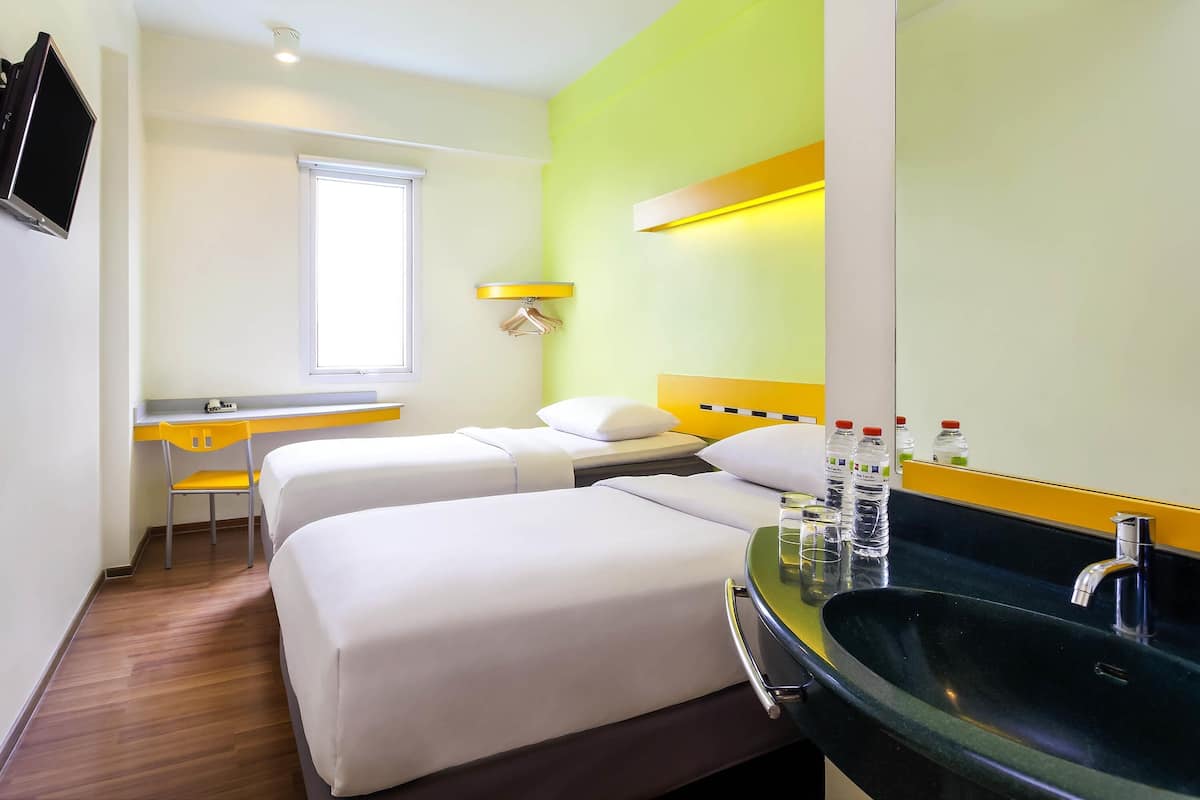 Quarto, 2 camas de solteiro | Roupas de cama premium, escrivaninha, quartos à prova de som