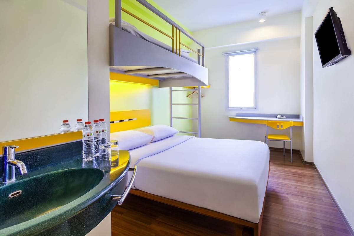 Hochwertige Bettwaren, Schreibtisch, schallisolierte Zimmer