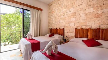 Quarto superior, 2 camas de casal | Edredons de pluma, cofres nos quartos, individualmente decorados