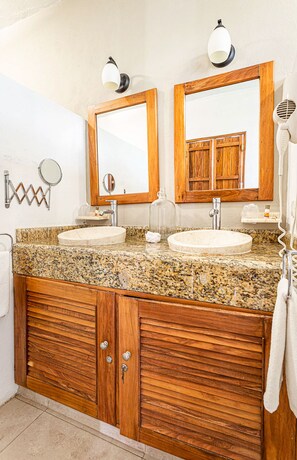 Deluxe Studio Suite | Bathroom