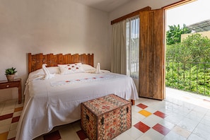 Deluxe Suite, 1 king-size bed and 2 double beds | Down duvets, in-room safe, individually decorated, blackout curtains - Hotel Casa Hipil (Valladolid)