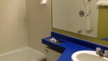 Een badkamer met een bad, toilet en wastafel.