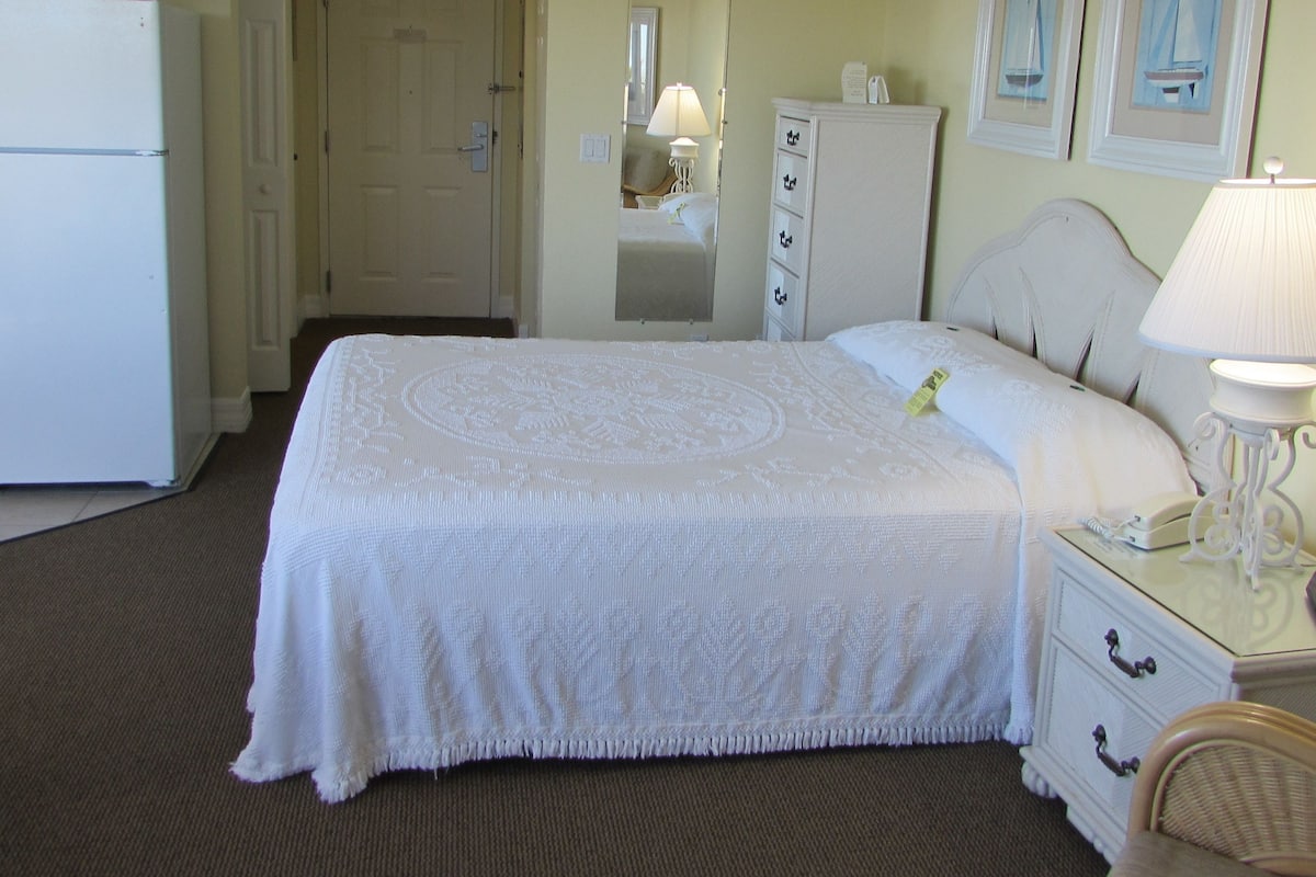 Studio, 1 Queen Bed, Partial Ocean View | In-room safe, desk, laptop workspace, iron/ironing board