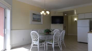 Makan di kamar