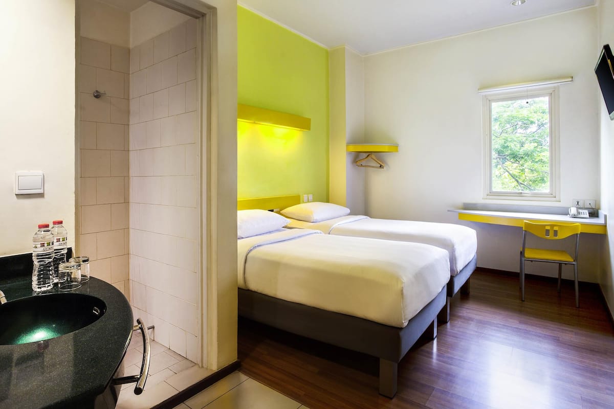 Standard Room, 2 Twin Beds | Premium bedding, desk, free WiFi, bed sheets