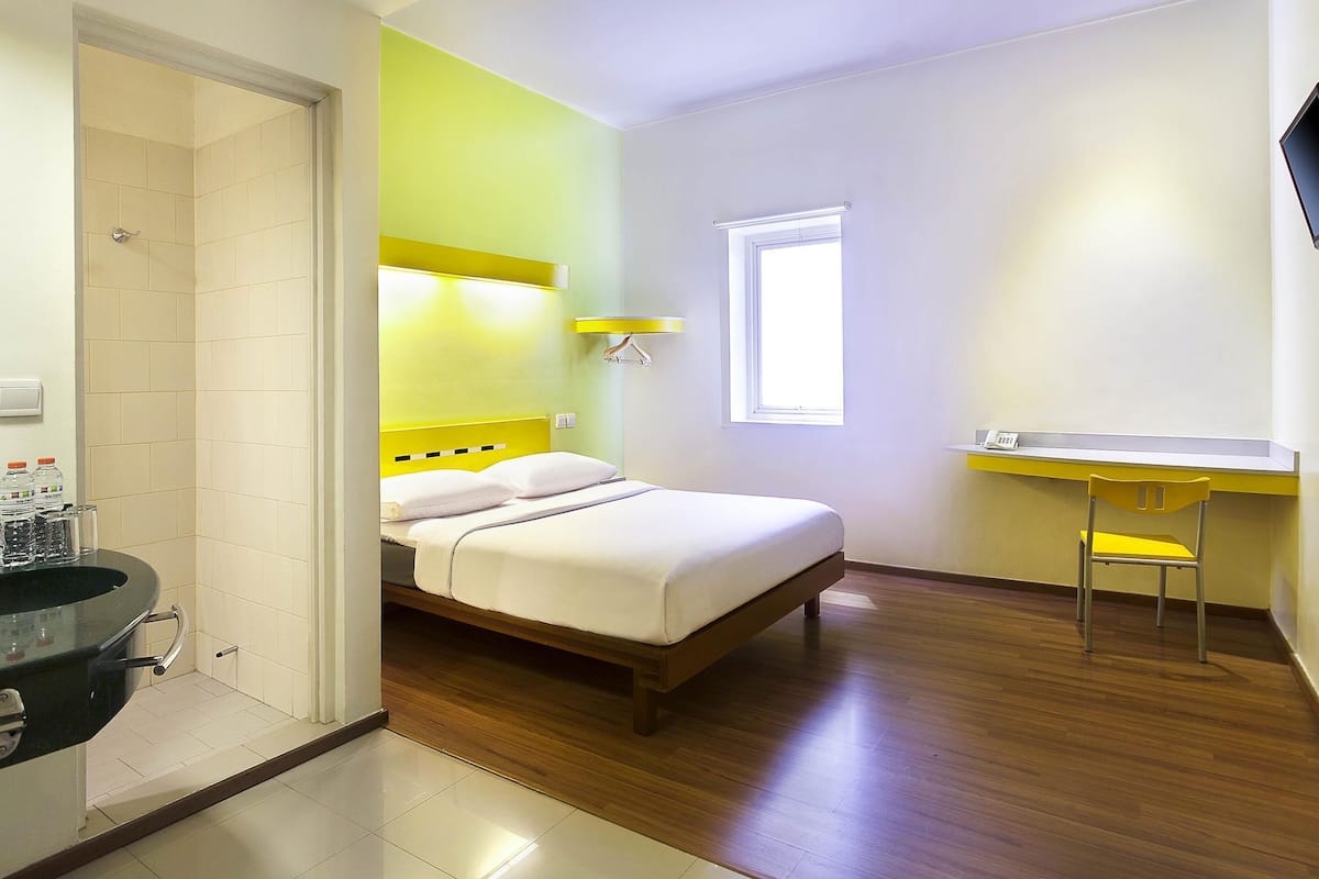 Standard Room, 1 Queen Bed | Premium bedding, desk, free WiFi, bed sheets