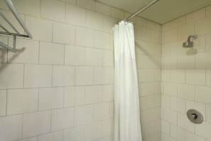 Shower, eco-friendly toiletries, towels - ibis budget Jakarta Menteng (Jakarta)