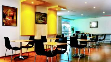 Café da manhã (IDR 55000 por pessoa)