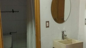 Single Room | Bathroom sink - Hotel Posada Morelos (Zacatecas)