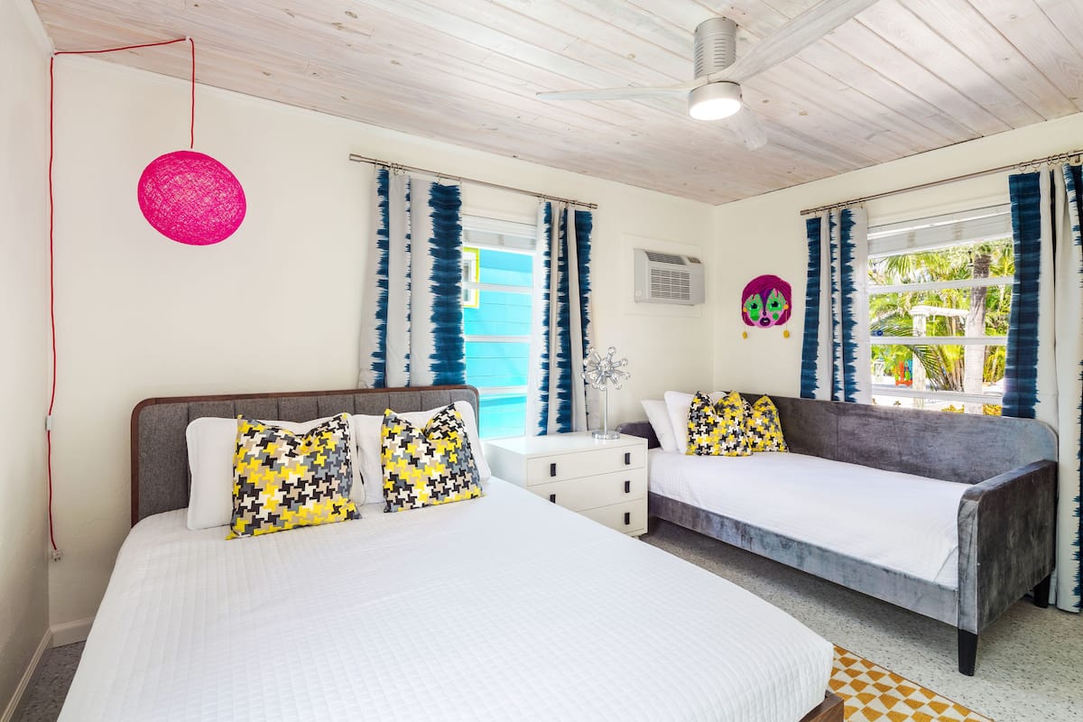 Cabana 1 | Egyptian cotton sheets, premium bedding, iron/ironing board, free WiFi