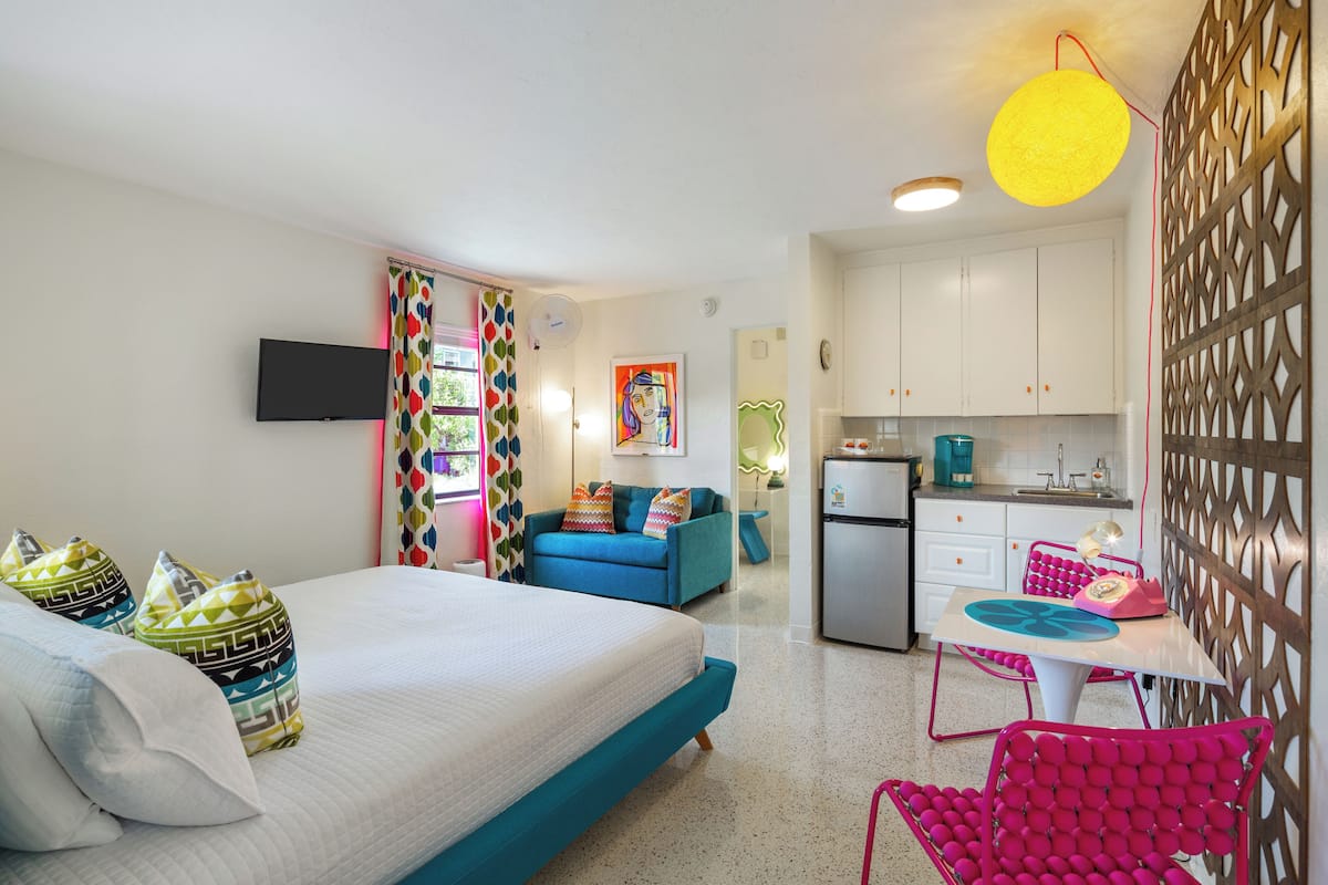 Inn Suite King (1 Bedroom/1 Bath/Kitchenette) - This unit is not pet friendly | Egyptian cotton sheets, premium bedding, iron/ironing board, free WiFi