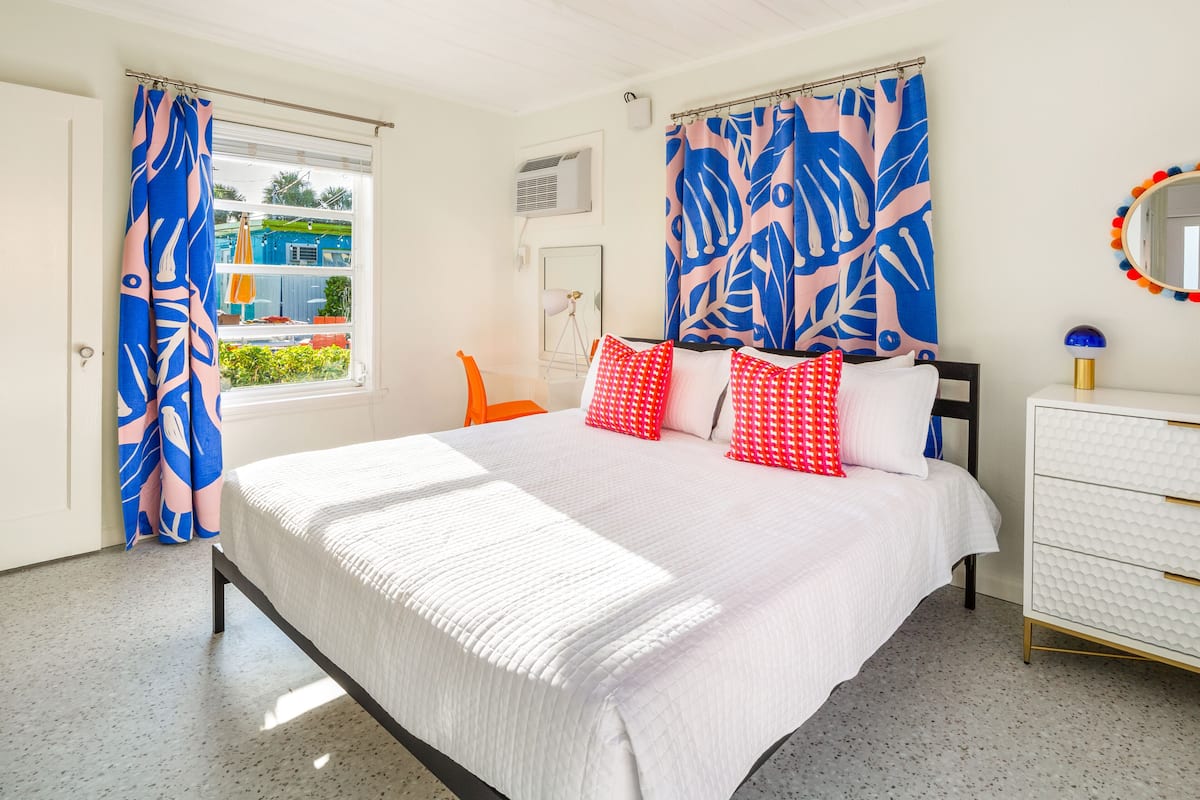 The Blue Lagoon (1 Bedroom/1 Bath) | Egyptian cotton sheets, premium bedding, iron/ironing board, free WiFi