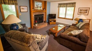 Flat-screen TV - Nordic Lodge (Sister Bay)