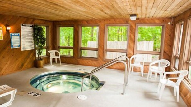 Indoor spa tub - Nordic Lodge (Sister Bay)