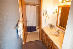 Duschwanne, kostenlose Toilettenartikel, Handtücher
